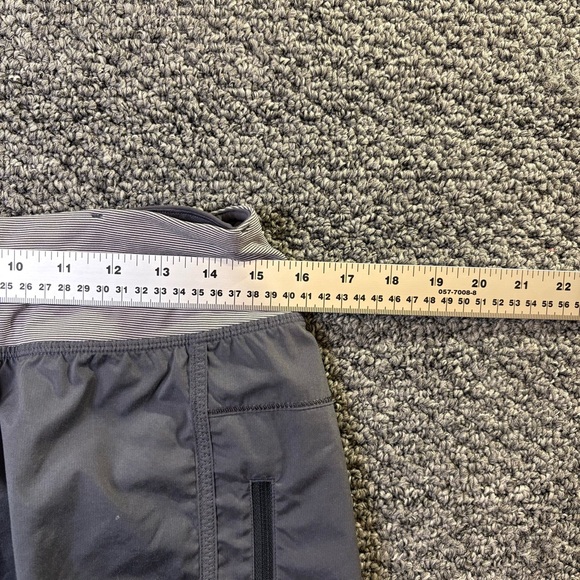 Lululemon Women’s Running Shorts Gray Size 6 Zipper Pocket - Picture 7 of 9